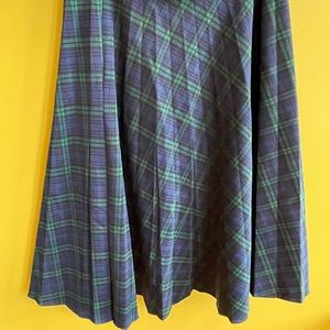 Vintage 1960’s or 1970’s polyester plaid skirt in dark green and dark blue.